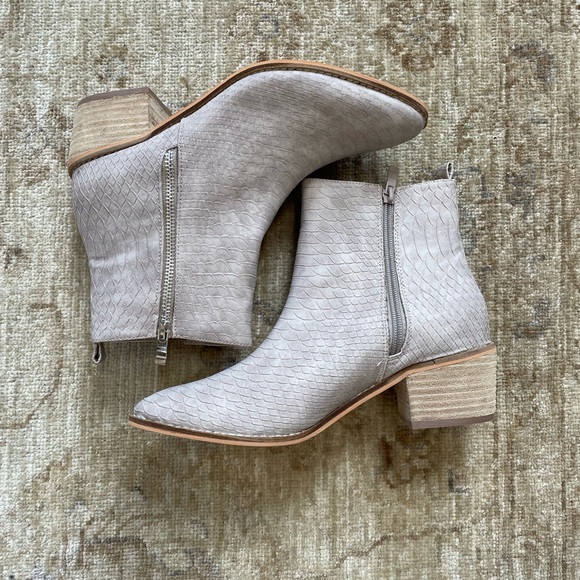 NEW Gorgeous Booties. Beige. Reptile print. - Picture 9 of 14